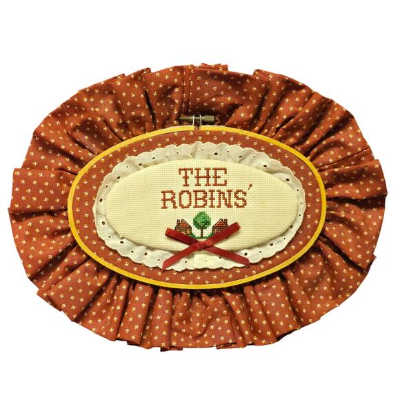 Vintage Hand Made Cross Stitch THE ROBINS Inside a Oval Wooden Hangable Frame - Picture 1 of 7